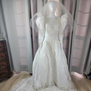 Vintage Demetrios Fit and Flare Ivory Wedding Dress With Veil. Size 4 Approx.